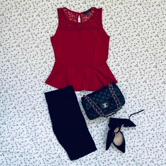 ❌ SOLD ❌ Red peplum top - Picture 1 of 4